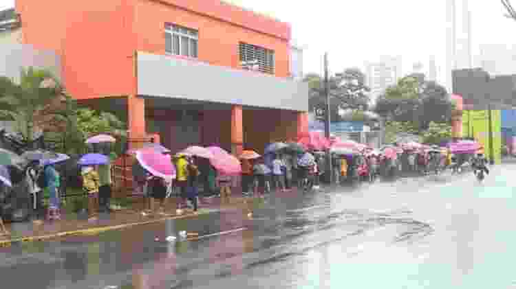 Recipients face rain and queues to withdraw emergency aid - Reproduction