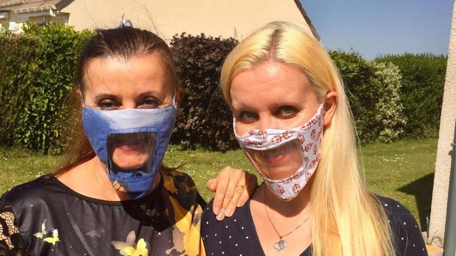 Kelly Morellon (à direita) e sua mãe, Sylvie, criaram uma máscara facial com uma janela transparente - BBC