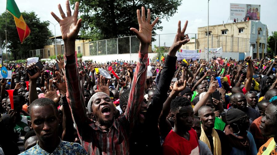Manifestantes protestam contra o o presidente Ibrahim Boubacar Keita em Bamako, capital do Mali, nesta sexta-feira (10) - STRINGER/REUTERS
