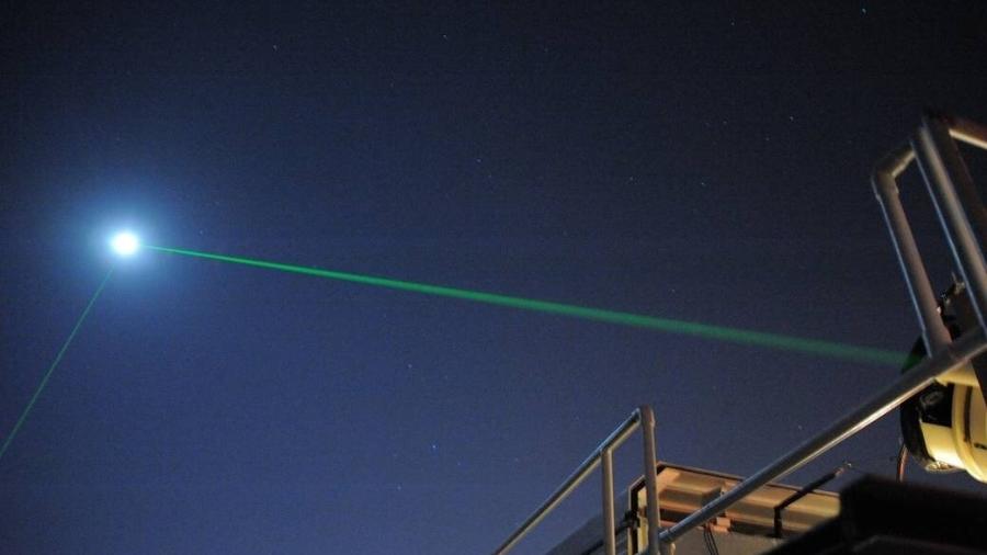 Dois feixes do antigo laser verde visível enviados ao LRO de base nos Estados Unidos - Nasa/Divulgação