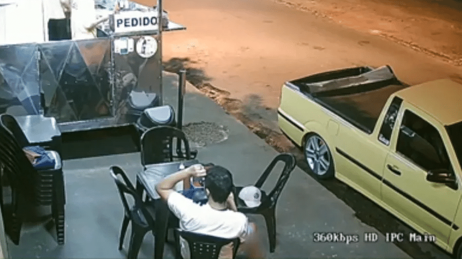 Imagem de uma câmera de segurança mostra uma cliente arrancando cabelo e colocando em lanche. Depois, ela reclamou com o vendedor. O caso aconteceu em Mandaguaçu (PR) - Reprodução/TV RPC