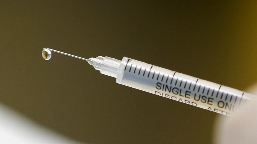 Orçamento de seringas foi enviado em setembro ao Ministério da Saúde, que só fechou o contrato em dezembro - SIPHIWE SIBEKO
