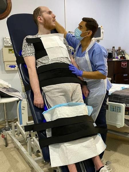 Tristan durante um dos exercícios para reabilitação, no hospital em que vive - Facebook/Tristan Alberts