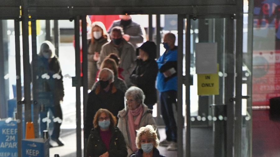 11.jan.2021 - Pessoas fazem filas para serem vacinas contra a covid-19 em centro do NHS em Birmingham, na Inglaterra - Jacob King/Pool/AFP