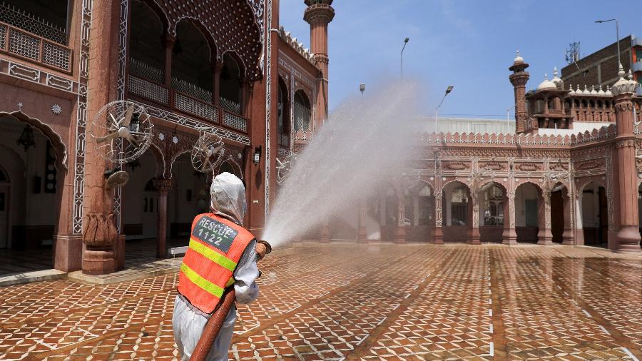 Mesquita é desinfetada para o Ramadã em Peshawar, no Paquistão - Fayaz Aziz/ Reuters