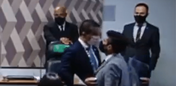 Marcos do Val e Luís Miranda brigam durante intervalo da CPI
