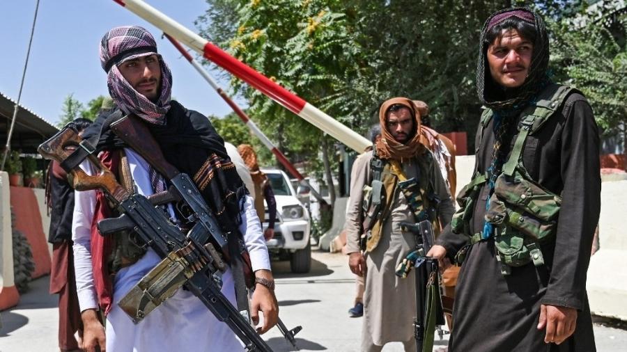 16.ago.2021 - Membros do Taleban montam guarda em uma via de Cabul, após tomarem o poder no Afeganistão - Wakil Kohsar/AFP