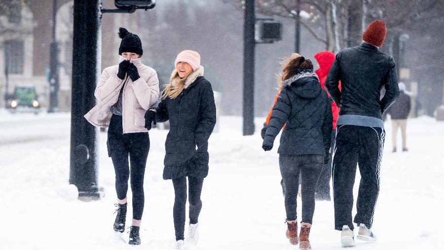 Pessoas passeando durante nevasca em Greenville, Carolina do Sul (EUA) - Sean Rayford/Getty Images