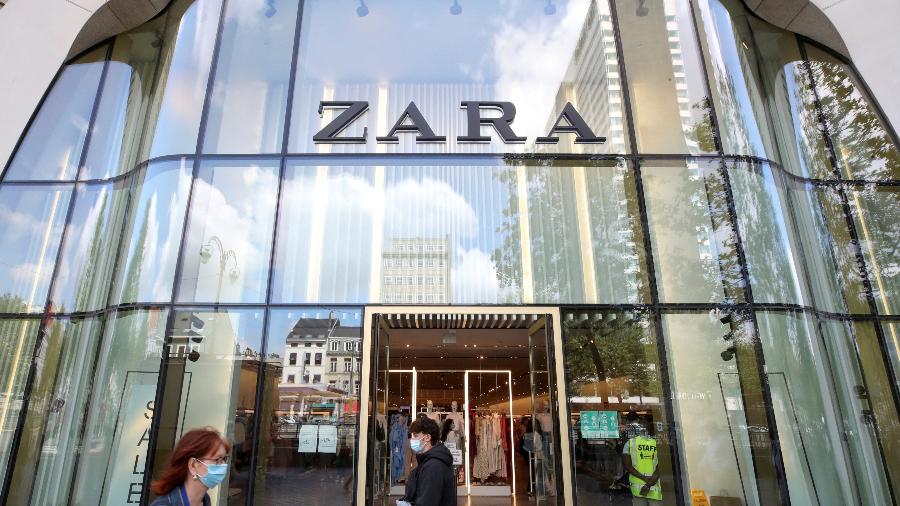 2.jul.2021 - Logotipo da rede de roupas Zara é visto na entrada de uma loja em Bruxelas, na Bélgica. - REUTERS / Yves Herman