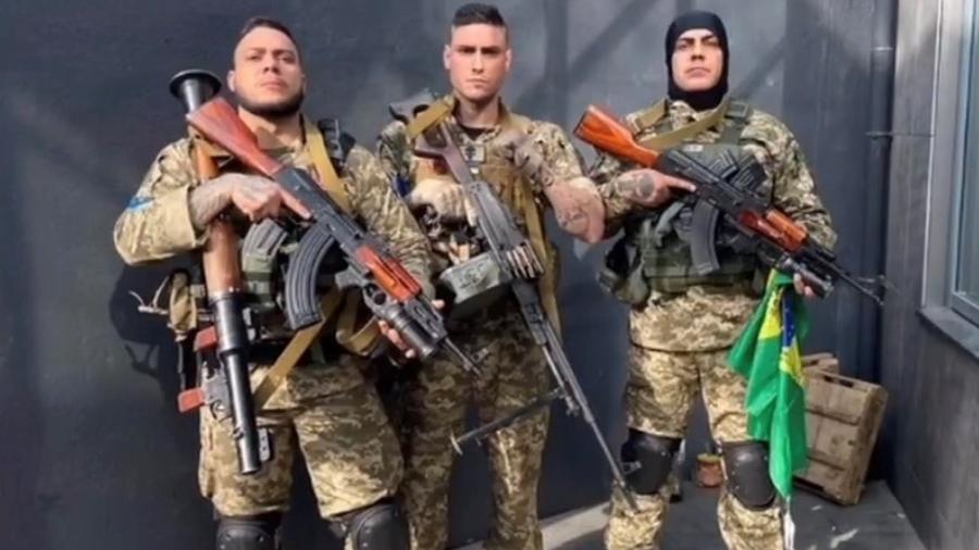 Brasileiros que se alistaram como voluntários junto às tropas ucranianas registram a guerra em fotos nas redes sociais - Reprodução da internet