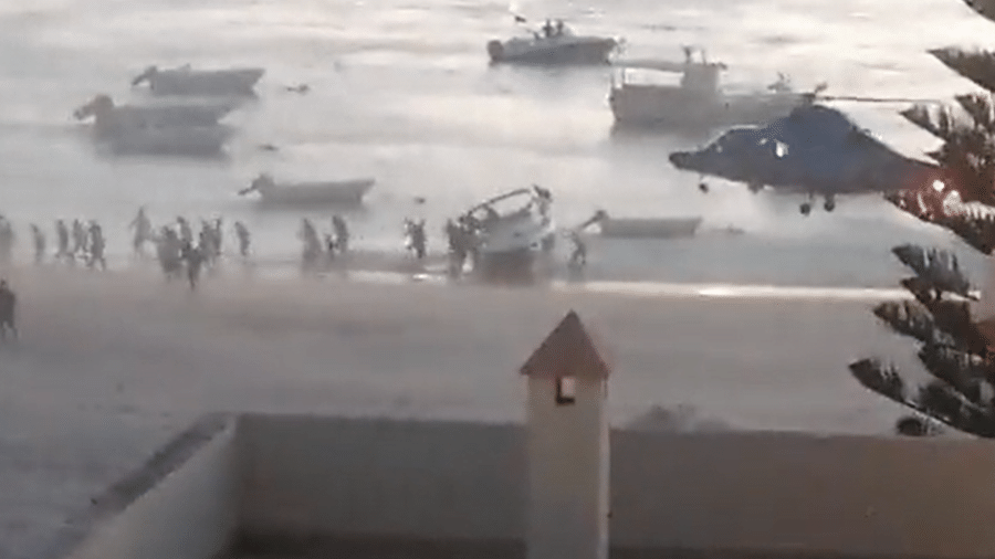 Banhistas são afugentados por helicóptero na Espanha - Reprodução/Twitter