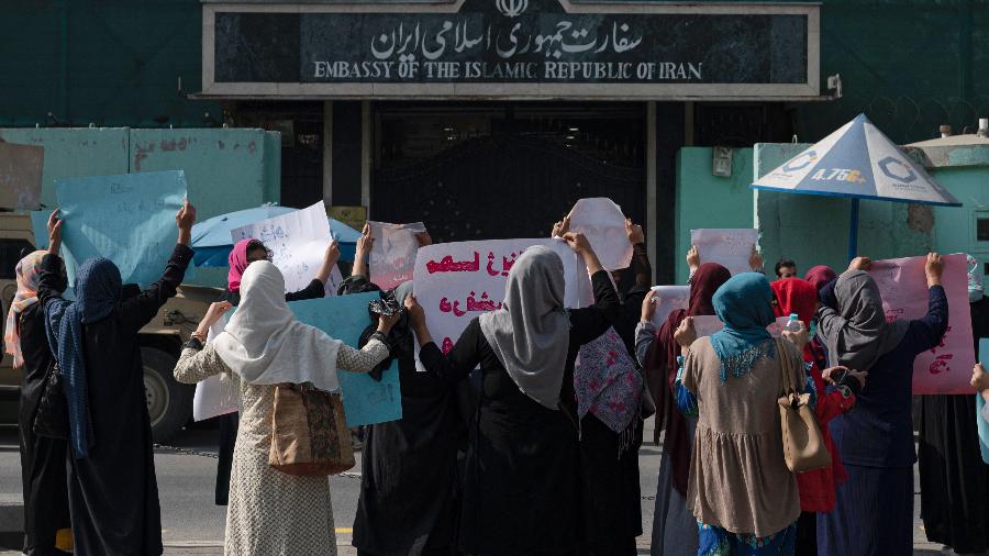 29.set.22 - Mulheres afegãs seguram cartazes durante protesto em frente à embaixada iraniana em Cabul; Talibãs dispersaram ato e ordenaram que jornalistas apagassem as imagens - WAKIL KOHSAR/AFP
