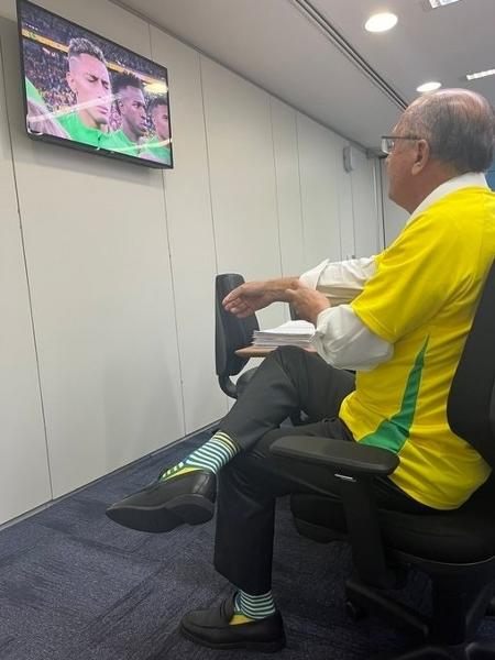 Alckmin assiste ao jogo da brasileira com meias listradas em verde e amarelo - Reprodução