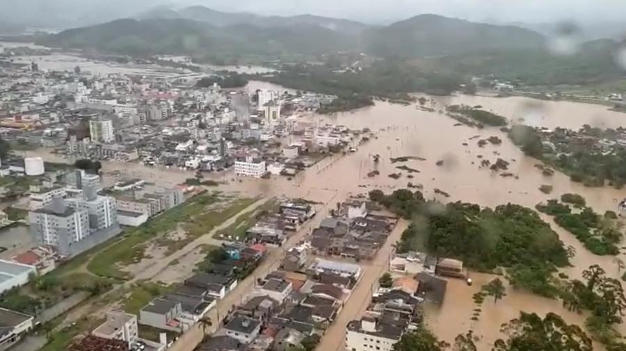 Chuvas deixaram várias regiões de Balneário Camboriú (SC) alagadas - Divulgação/Corpo de Bombeiros da Santa Catarina