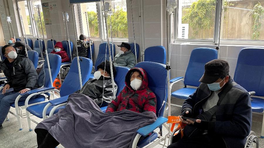 09.jan.23 - Pacientes recebem tratamento por gotejamento intravenoso em um hospital, em meio ao surto de doença por coronavírus, em um vilarejo no condado de Tonglu, província de Zhejiang, China - STAFF/REUTERS