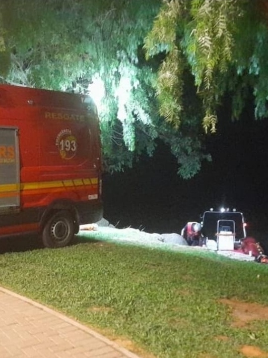 Carro bate em veículos e atropela duas pessoas na Ponta Verde, em Maceió, Alagoas