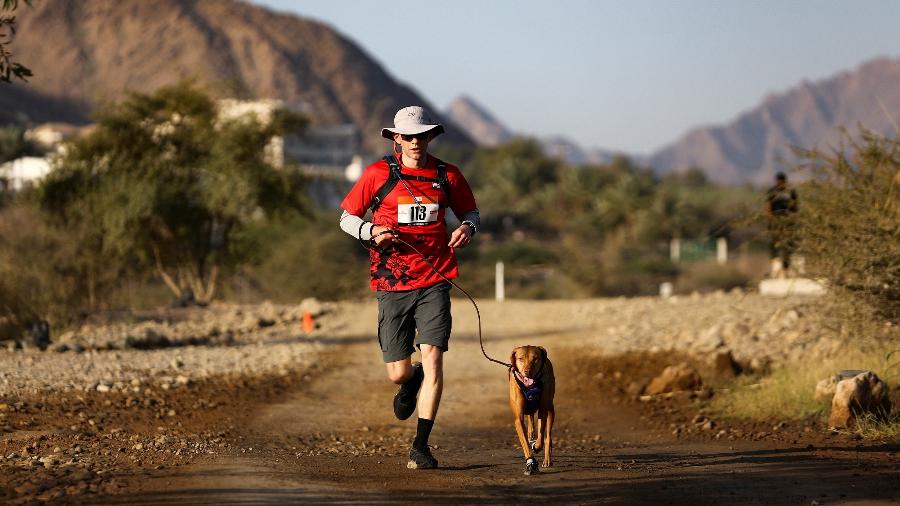 Canicross é uma modalidade em que o tutor e o cachorro correm juntos em trilhas - Satish Kumar/Reuters