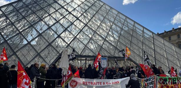 Manifestantes bloquearam a entrada do Museu do Louvre, em Paris, contra reforma da previdência na França