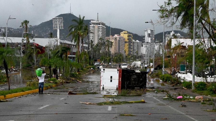 Vista dos danos causados após a passagem do furacão Otis em Acapulco