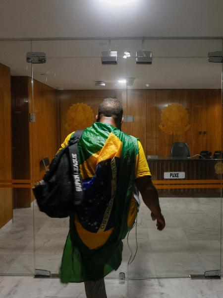 8.jan.2023 - Bolsonarista no Palácio do Planalto durante atos golpistas do 8 de Janeiro