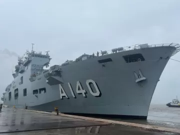 Maior navio de guerra da América Latina chega para apoiar RS; veja fotos