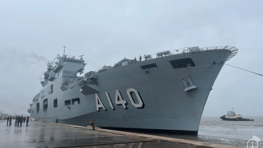 Embarcação da Marinha que chegou ao Rio Grande do Sul no fim de semana é o maior navio de guerra da América Latina