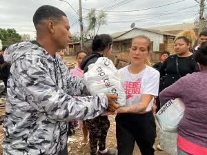 'Não podemos desistir': doações ajudam vítimas das chuvas em Porto Alegre