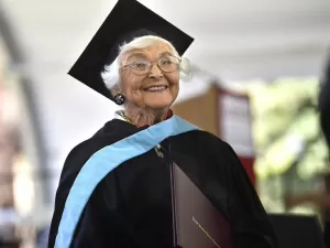 EUA: Impedida pela 2ª Guerra, idosa de 105 anos recebe diploma de mestrado 