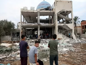 Ataque israelense a escola e mesquita deixa 26 mortos em Gaza