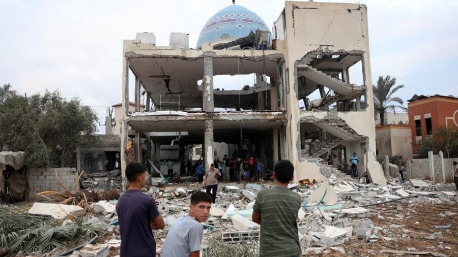 Mesquita que funcionava como abrigo em Deir al-Balah, na Faixa de Gaza, é bombardeada