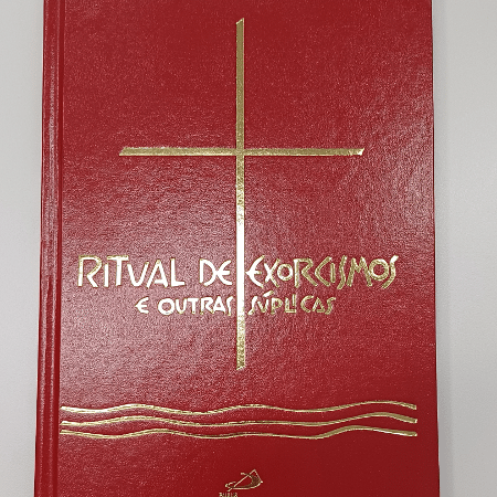 Livro "Ritual de exorcismos e outras súplicas" é recomendado pelo sacerdote para quem quer entender o processo 