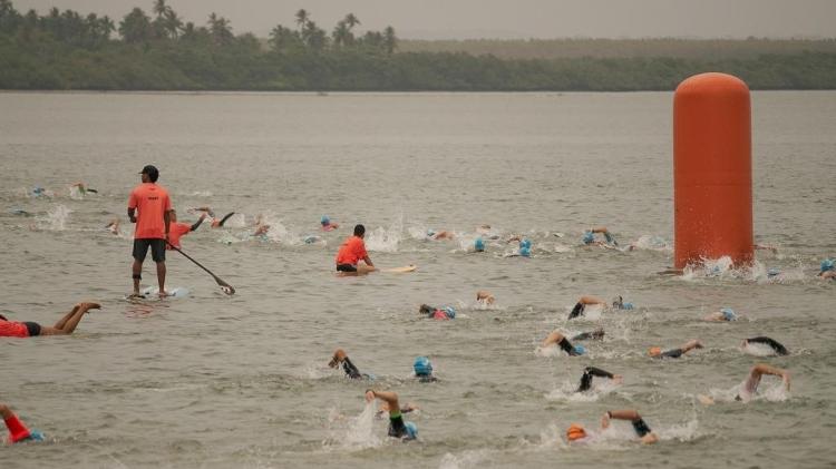 Triatletas nadaram por 1,9 km