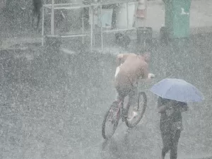 Calor e chuva: veja como fica o tempo ao longo da semana no Brasil