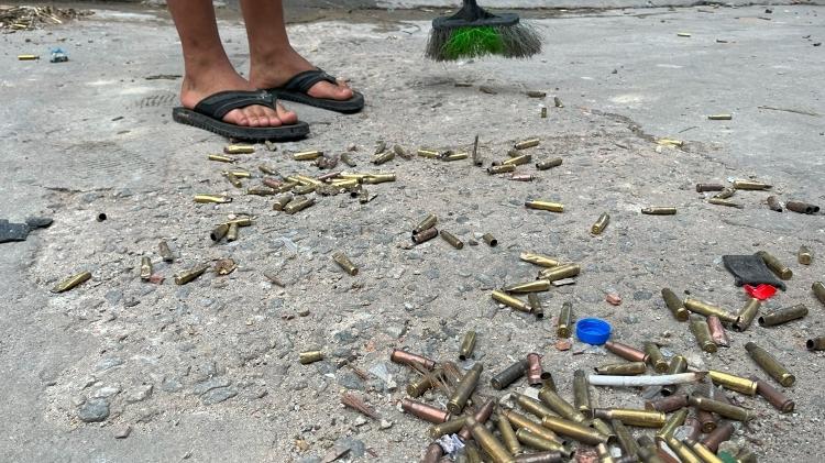 17.dez.2024 - Morador da Rocinha, na zona sul do Rio, varre estojos de cápsulas deixados na favela após operação policial