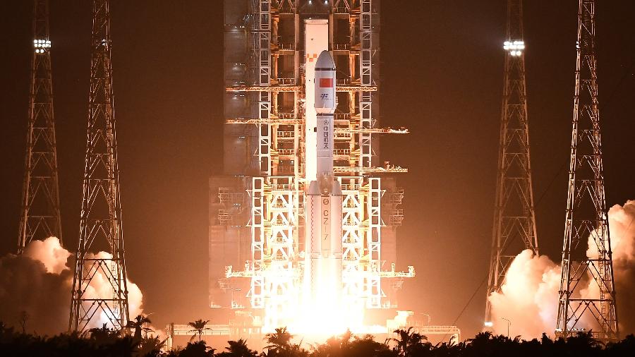 Foguete Long March em lançamento na província de Hainan, na China, em novembro de 2024; ele deve tornar possível a construção da usina solar espacial do país asiático