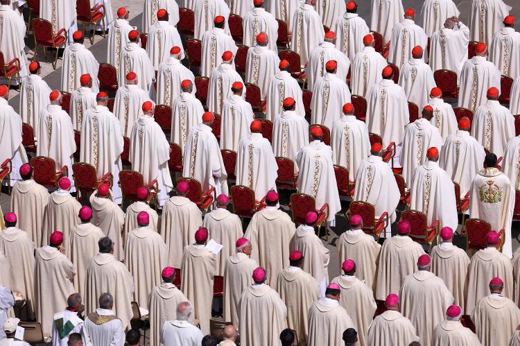 Membros do clero participam da missa pelos funcionários do Vaticano, após o funeral do Papa Francisco, na Praça de São Pedro, no Vaticano, em 27 de abril de 2025 Membros do clero participam da missa pelos funcionários do Vaticano, após o funeral do Papa Francisco, na Praça de São Pedro, no Vaticano, em 27 de abril de 2025