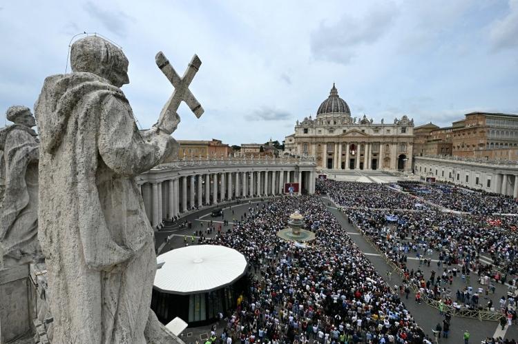 11.mai.2025 - Multidão à espera da primeira oração dominical do papa Leão 14 11.mai.2025 - Multidão à espera da primeira oração dominical do papa Leão 14