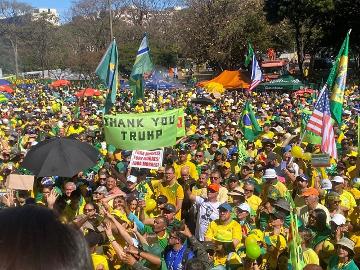 3ago2025-ato-bolsonarista-em-brasilia-tem-bandeiras-dos-eua-e-apoio-a-trump-1754228741019_v2_360x270 Silêncio do mundo a ataques de Trump ao Brasil reforça perigo de região como 'quintal dos EUA'