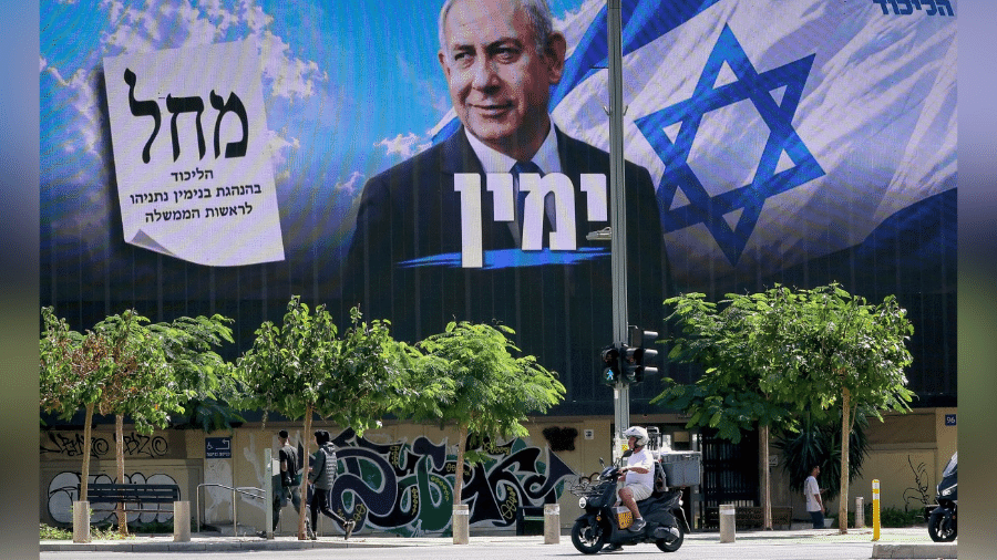 20.out.26 - Outdoor traz o primeiro-ministro de Israel, Benjamin Netanyahu, do partido Likud, em Tel Aviv. Israel vai às urnas no dia 27 de outubro, em sua primeira eleição desde o ataque liderado pelo Hamas em 7 de outubro de 2023 — um pleito que é visto como um referendo sobre o primeiro-ministro
