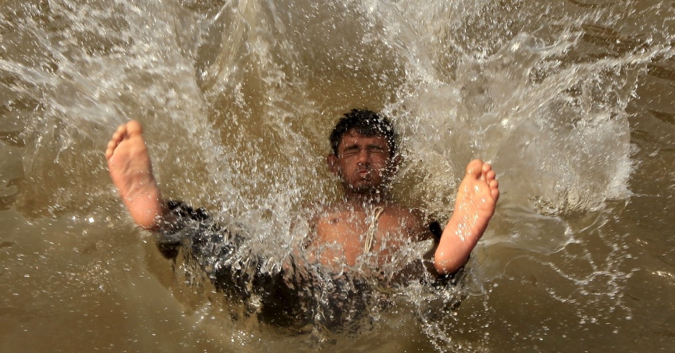 23.jun.2015 - Homem pula na água para se refrescar, em Islamabad, no Paquistão. A onda de calor matou centenas de pessoas na capital do país, Karachi