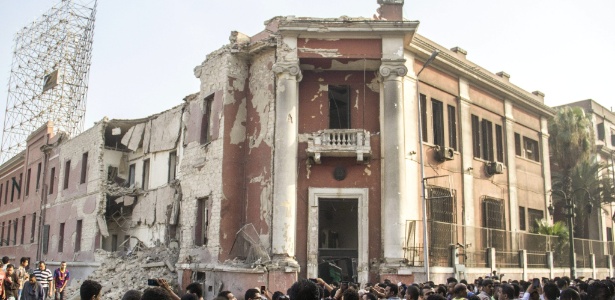 Curiosos observam os danos à fachada do edifício do consulado da Itália - Alaa Qamhawy/Efe