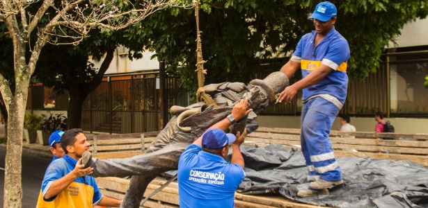 Alvo da ação de vândalos, a estátua deo Chacrinha foi recolhida pela prefeitura para conserto - Daniel Coelho/Prefeitura do Rio de Janeiro