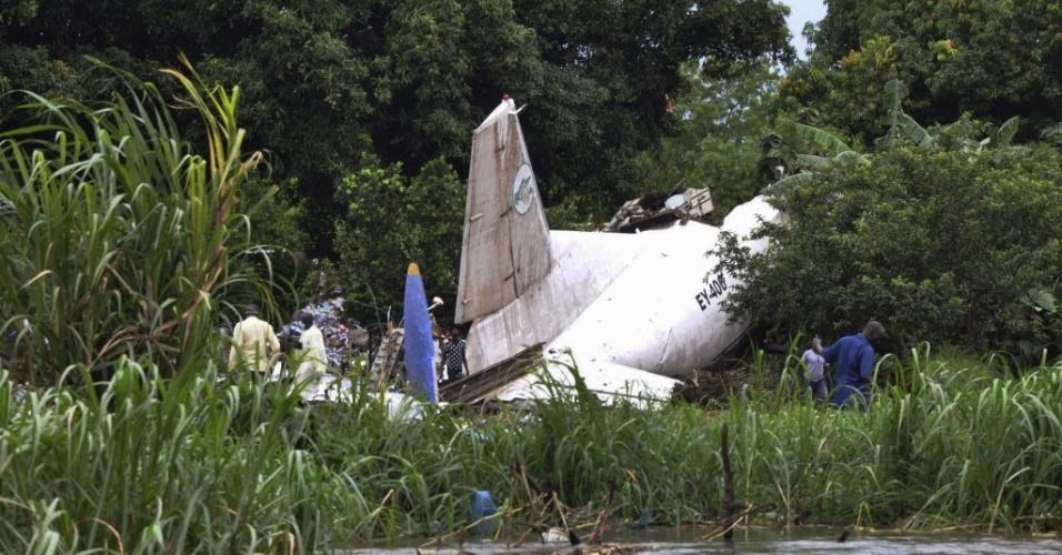 4.nov.2015 - Um avião de carga de fabricação russa caiu pouco tempo depois de decolar no aeroporto de Juba, no Sudão do Sul, matando pelo menos 37 pessoas, no avião e em solo. Uma criança sobreviveu