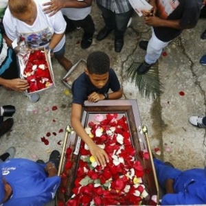 Enterro de um dos cinco jovens baleados em Costa Barros, na zona norte do Rio de Janeiro, pela Polícia Militar fluminense - Reuters