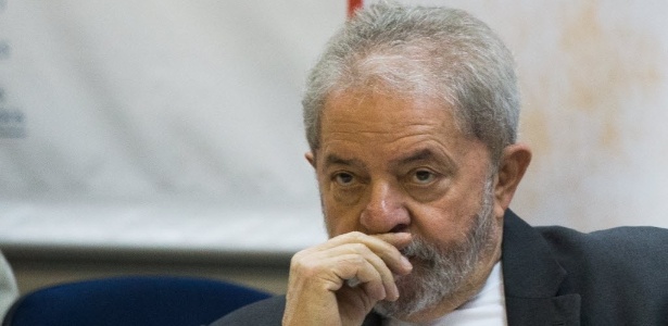 O ex-presidente Luiz Inácio Lula da Silva em evento "em defesa da democracia", promovido pela CUT, em dezembro de 2015 - Danilo Verpa/Folhapress