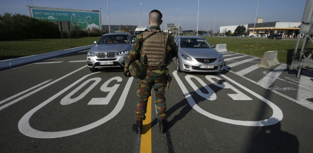 Soldado controla fluxo de motoristas em direção ao aeroporto de Zaventem, em Bruxelas, na Bélgica - Thierry Roge/Belga/AFP