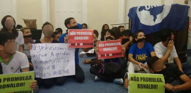 05.mai.2016 -  Estudantes ocuparam o plenário da ALE em protesto contra Escola Livre - Associação dos Estudantes Secundaristas de Alagoas