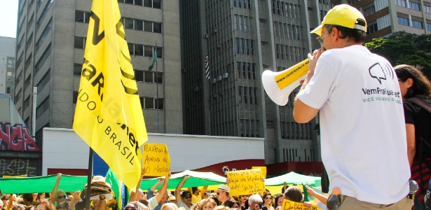 20.nov.2016 - Manifestação convocada pelo Vem pra Rua em apoio ao juiz Sergio Moro e a operação Lava Jato na avenida Paulista - Luís Cléber/Agência Estado