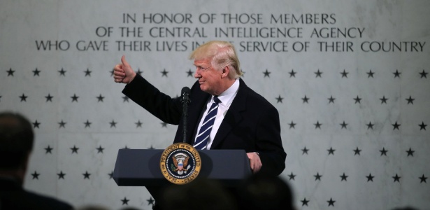 Donald Trump discursa na sede da CIA um dia após tomar posse na presidência dos Estados Unidos - REUTERS/Carlos Barria 