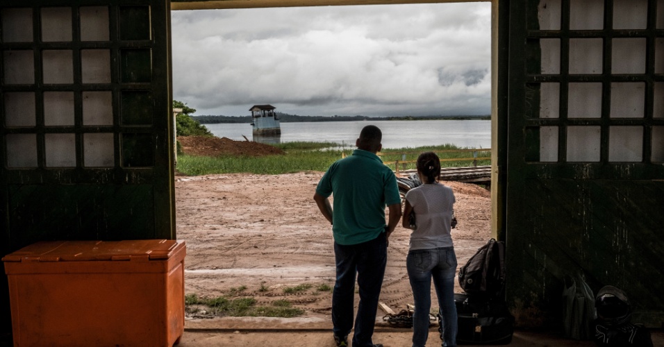 6.fev.2017 - Passageiros a espera de um barco observam estação de bombeamento de água em Fordlândia